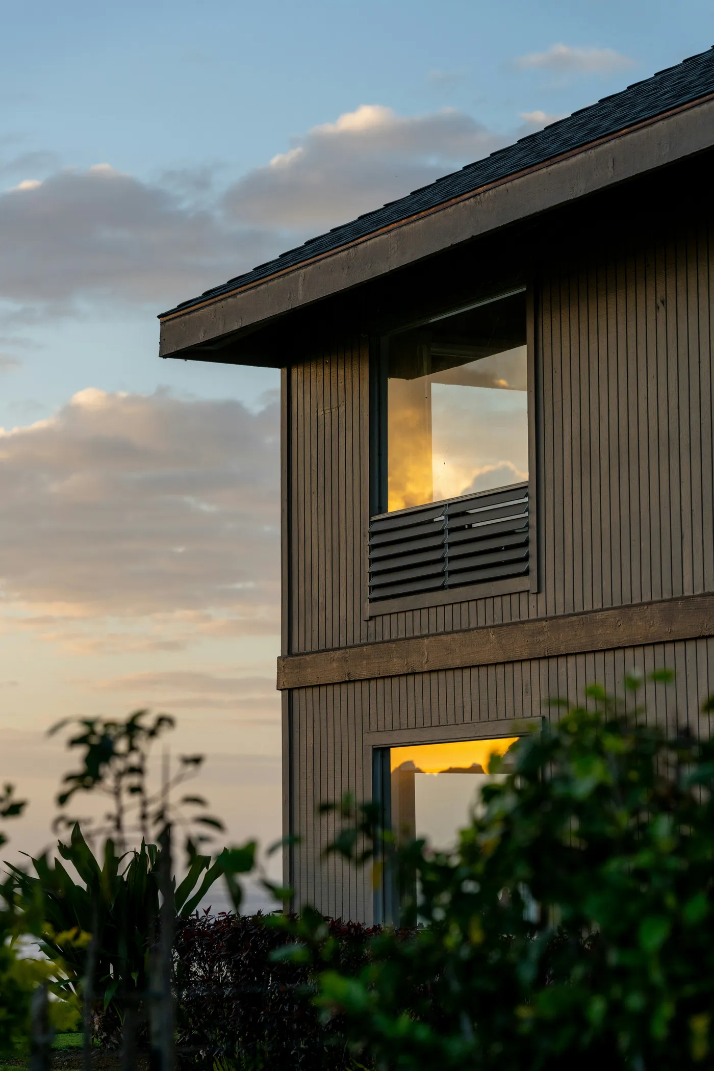 Maison bois contemporaine au coucher du soleil — projets accompagnés par Dékla