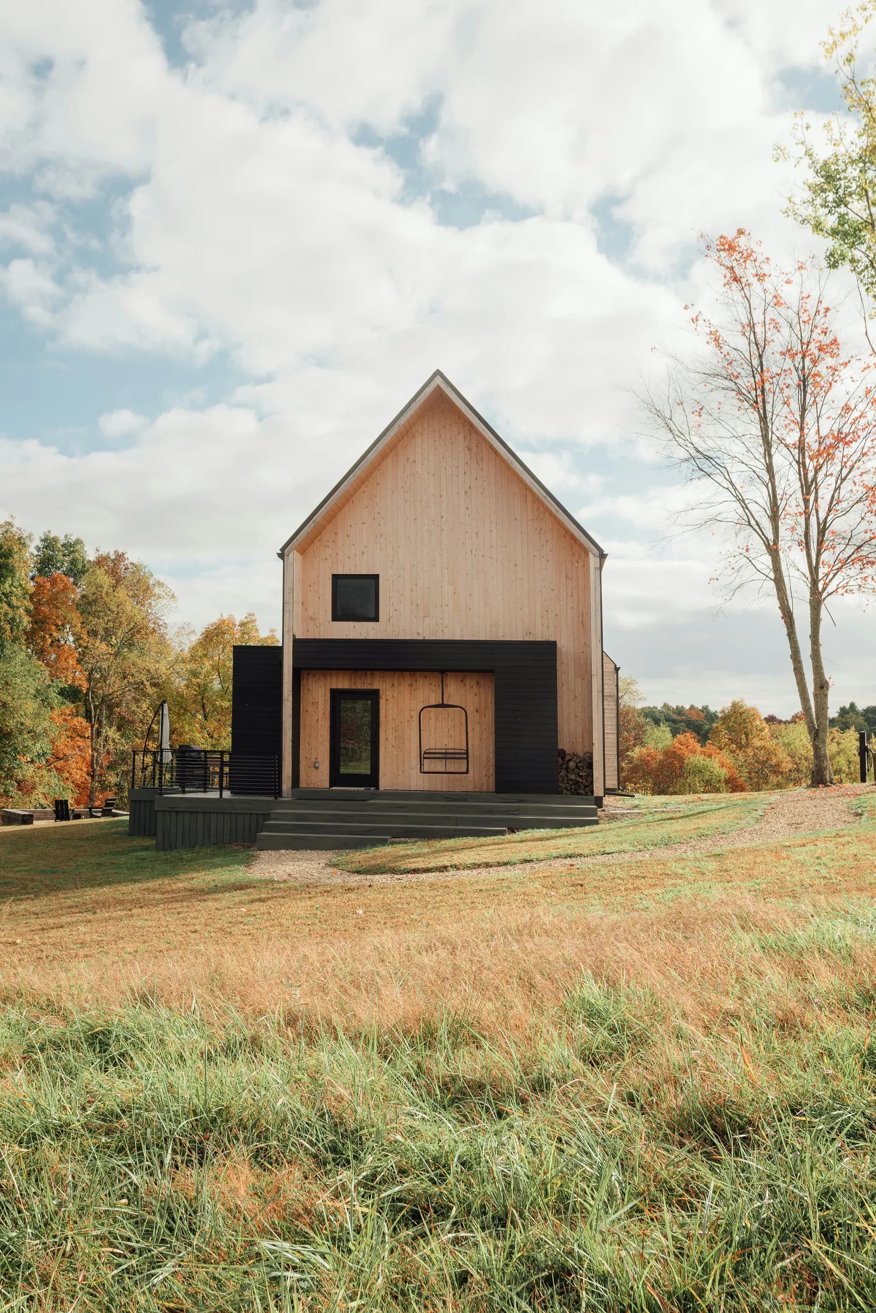 Maison bois contemporaine à toit pointu dans un paysage rural — projet d'urbanisme accompagné par Dékla