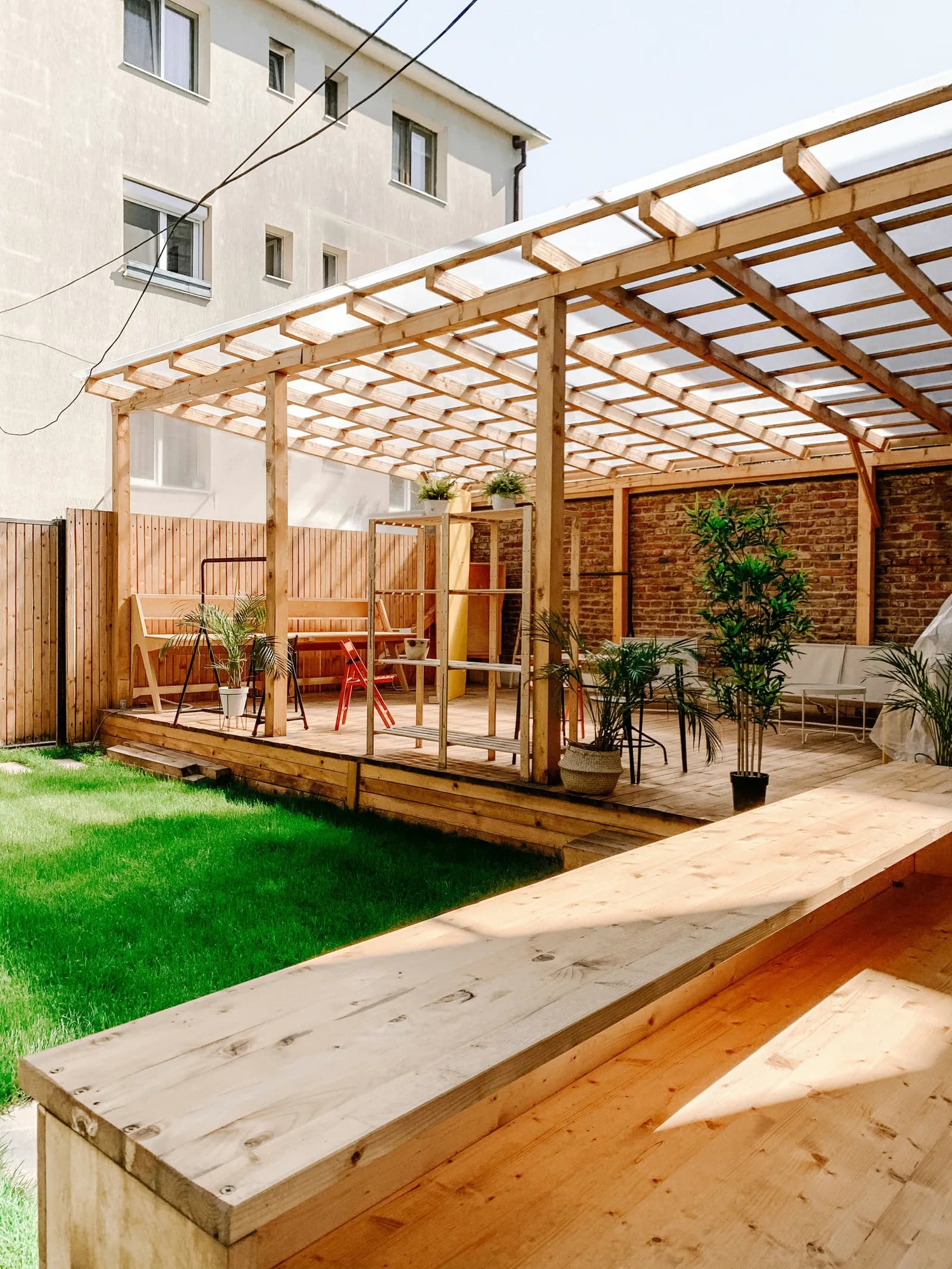 Pergola bois et terrasse contemporaine dans un jardin — projet typique de déclaration préalable