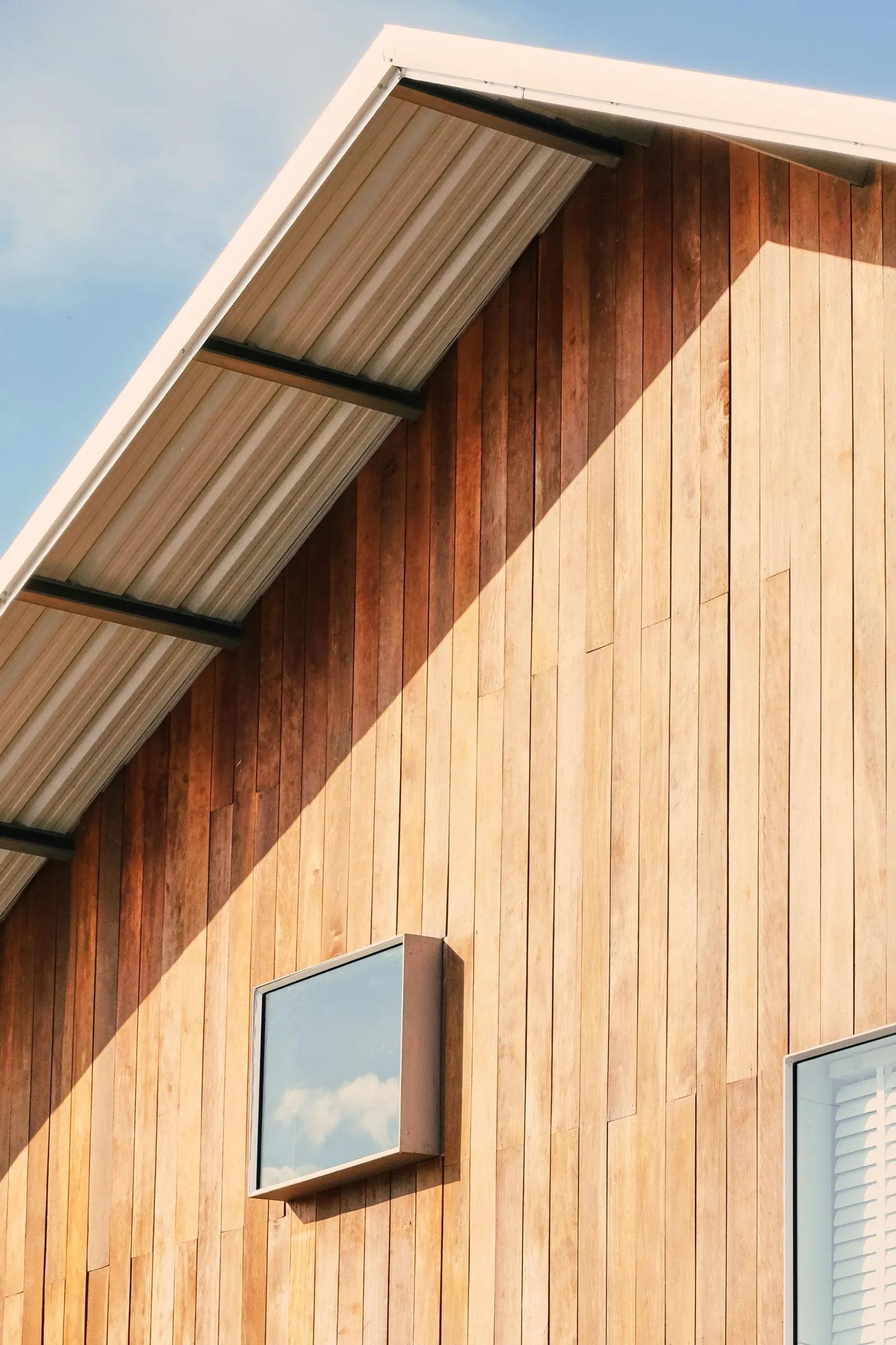 Façade en bardage bois clair et toiture contemporaine — projet typique de permis de construire