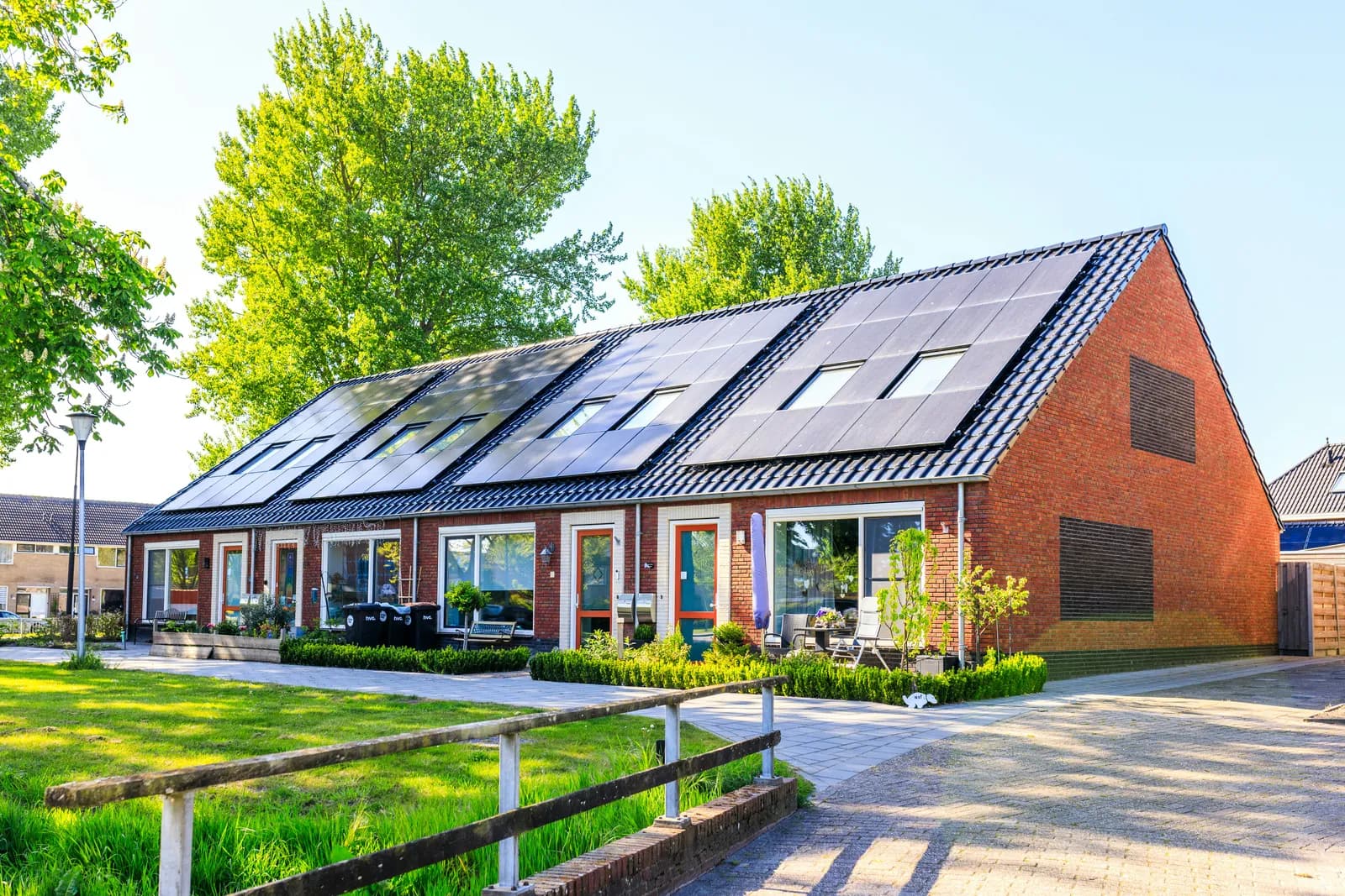 Maison avec panneaux solaires et velux — démarches d'urbanisme Dékla à Veauche