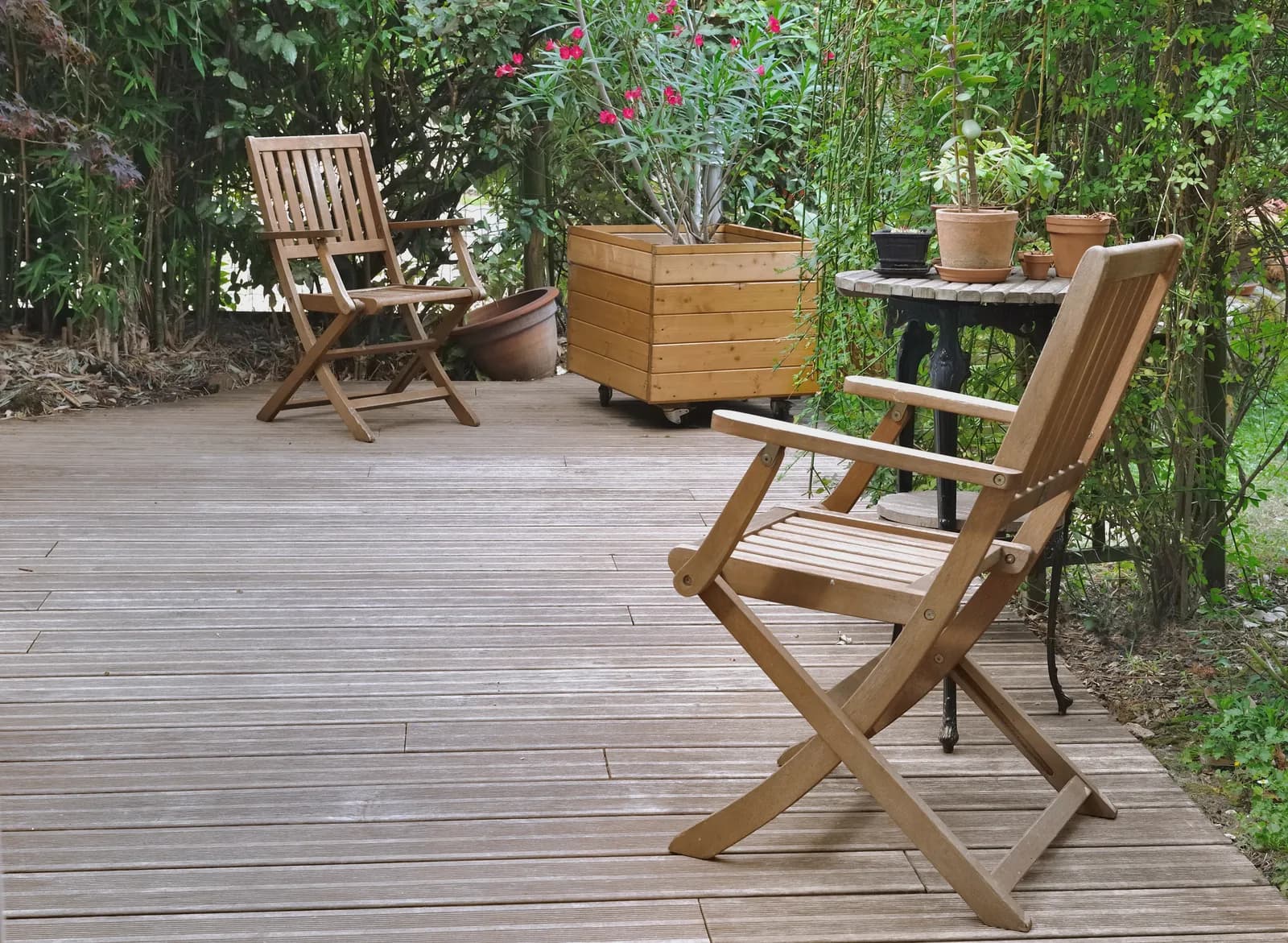 Terrasse en bois et mobilier de jardin — projet typique à régulariser